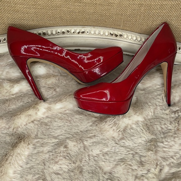 VINCE CAMUTO•HEELS - Picture 3 of 10
